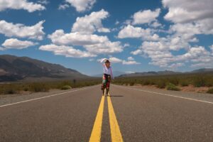 Podróżowanie z dzieckiem autostopem – czy to bezpieczne i jak to zrobić