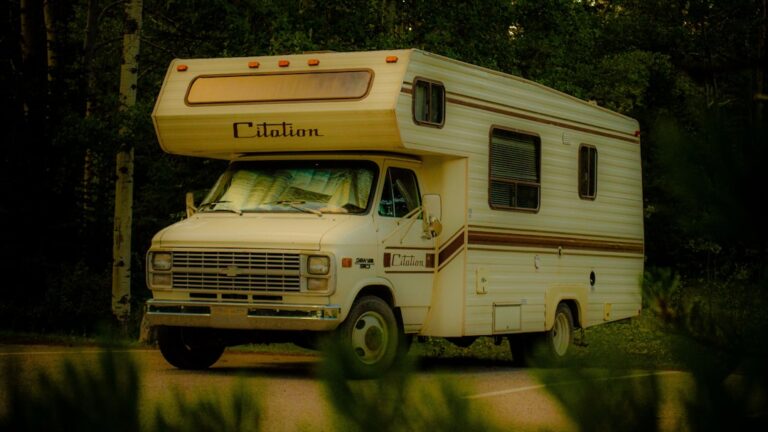 Czego nauczy Cię podróżowanie kamperem z rodziną – kompletny poradnik