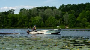 Aktywny wypoczynek nad jeziorem – pomysły na rodzinne spędzanie czasu